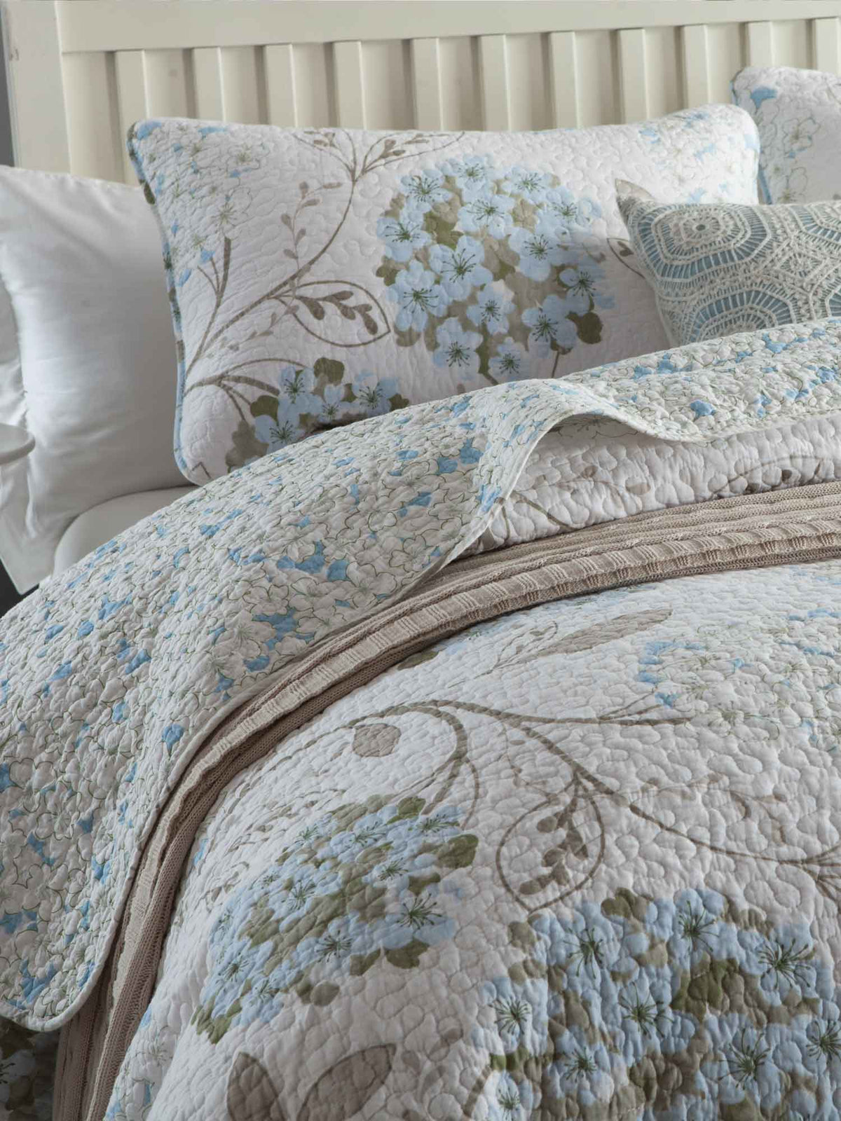 Light Blue Hydrangea Floral Print Quilted 3‑Piece Bedding Set