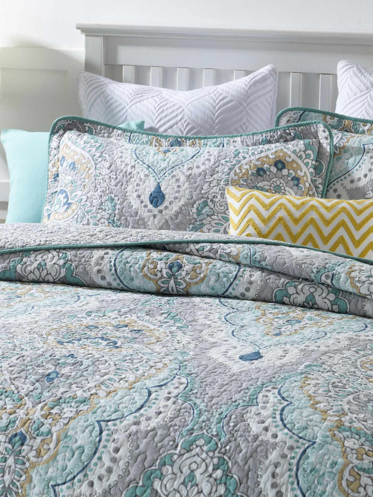 Bohemian Mandala Floral Print Quilted 3‑Piece Bedding Set