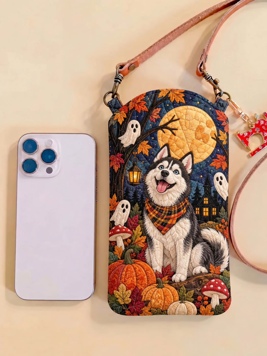 Schoudertas voor mobiele telefoon van smal gewatteerd stof - Halloween Husky bij maanlicht