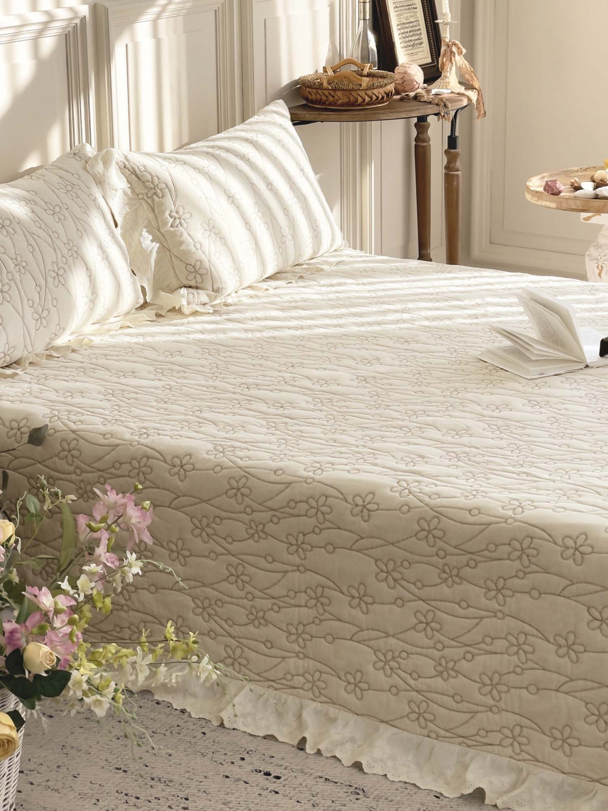 Ivory Daisy Vine Quilted 3-Piece Bedding Set