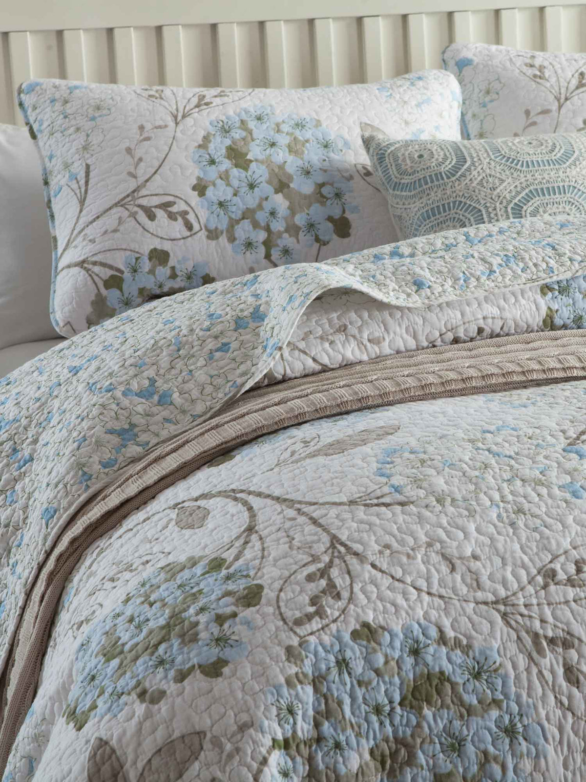Light Blue Hydrangea Floral Print Quilted 3‑Piece Bedding Set