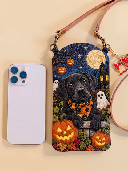 Schoudertas voor telefoon, smal en gewatteerd – Zwarte labrador met Halloween-pompoenen