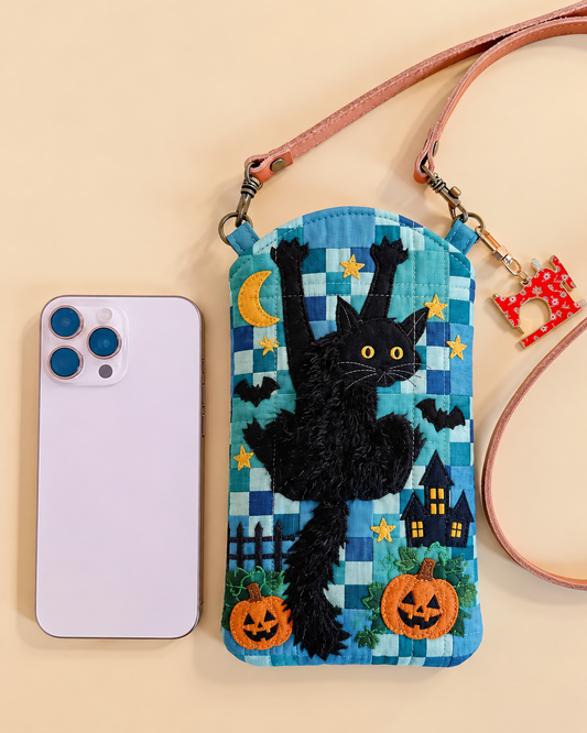 Handige en smalle gewatteerde telefoonhoes – Zwarte kat in blauw patchwork