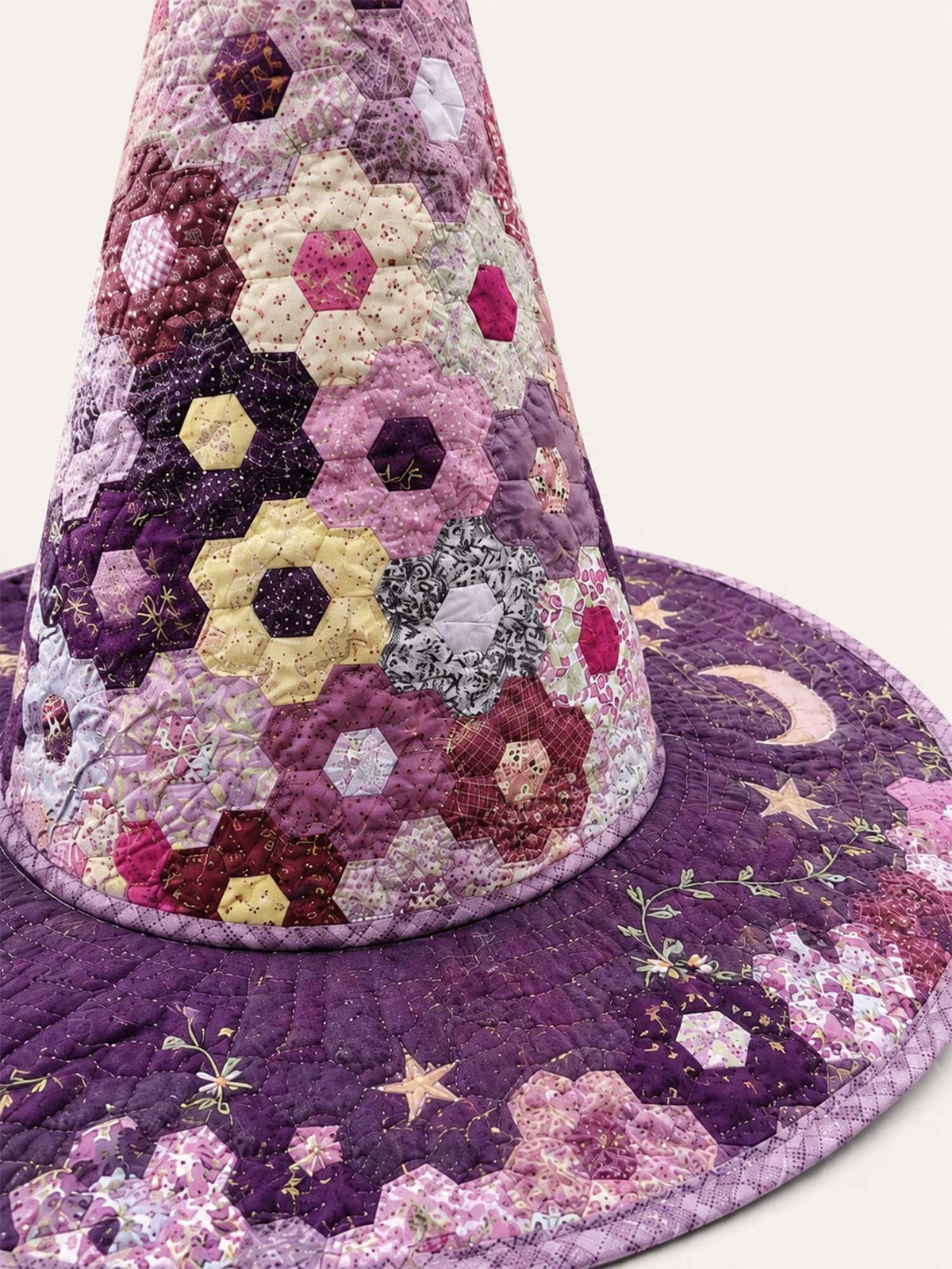 Handgemaakte gewatteerde heksenhoed – Hexagonaal patchwork met sterrenmotieven