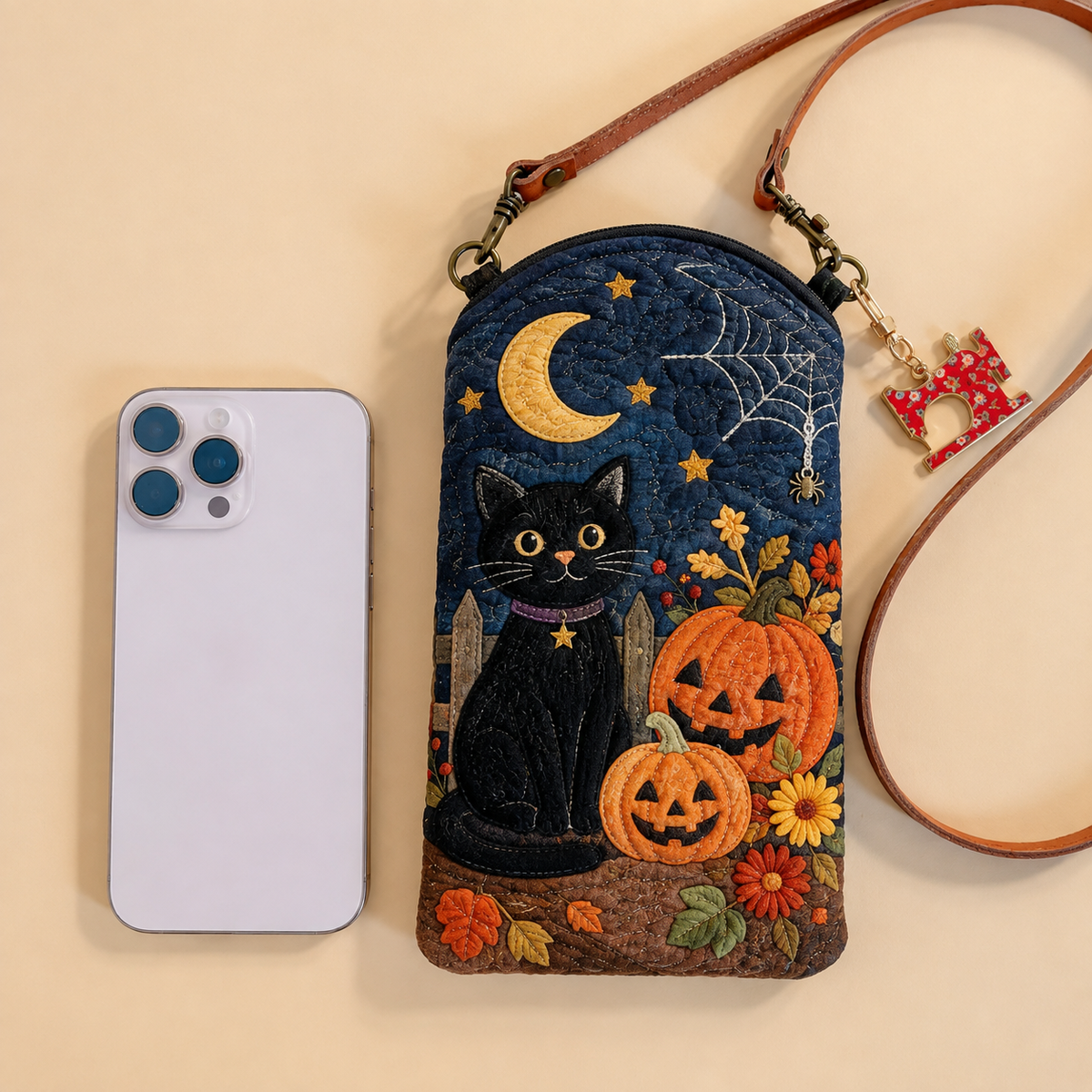 Telefoonhoesje met een smalle gewatteerde afwerking – Zwarte kat in de Halloween-nacht