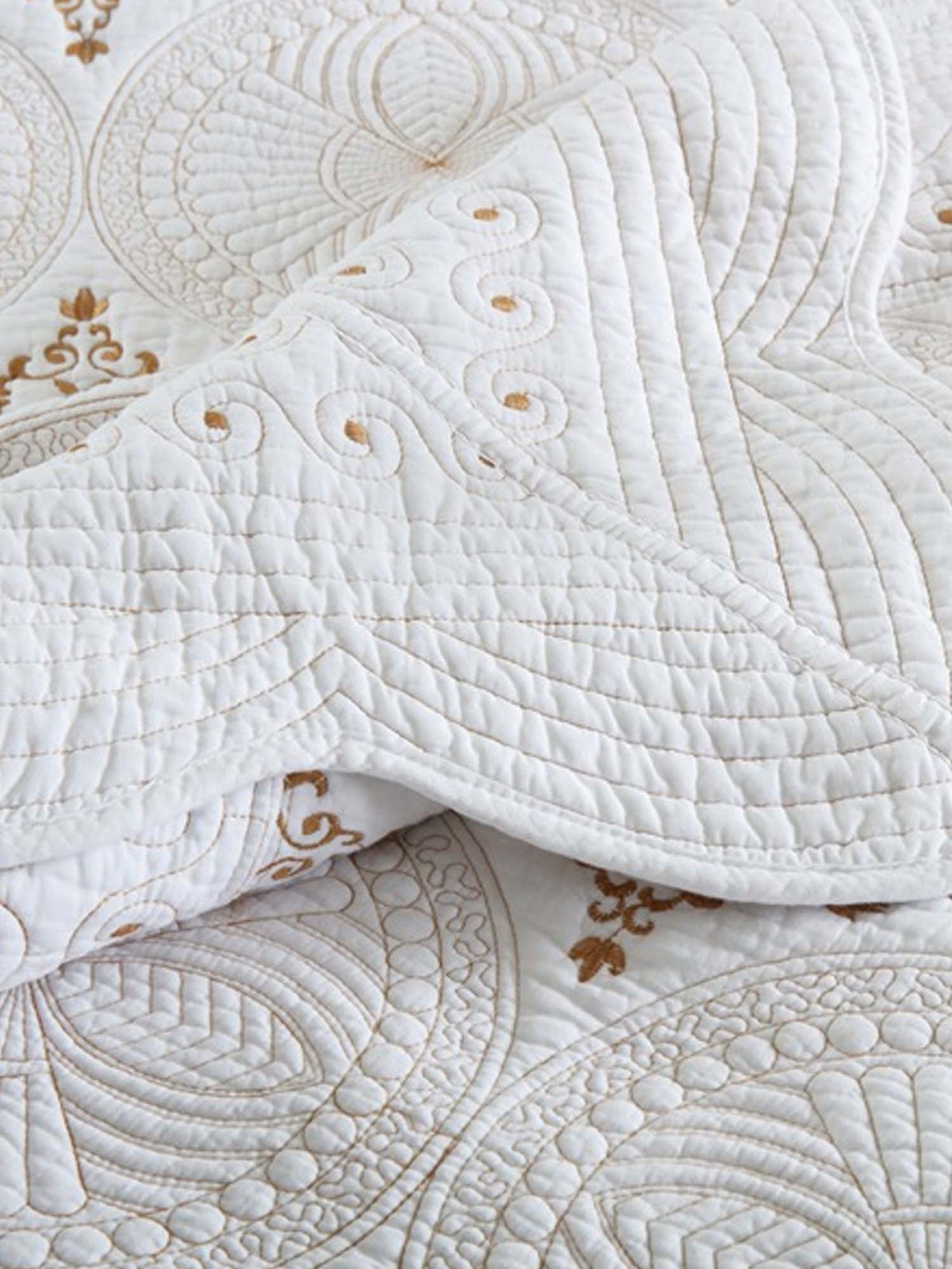 Medallion Elegance Quilted 3-Piece Bedding Set