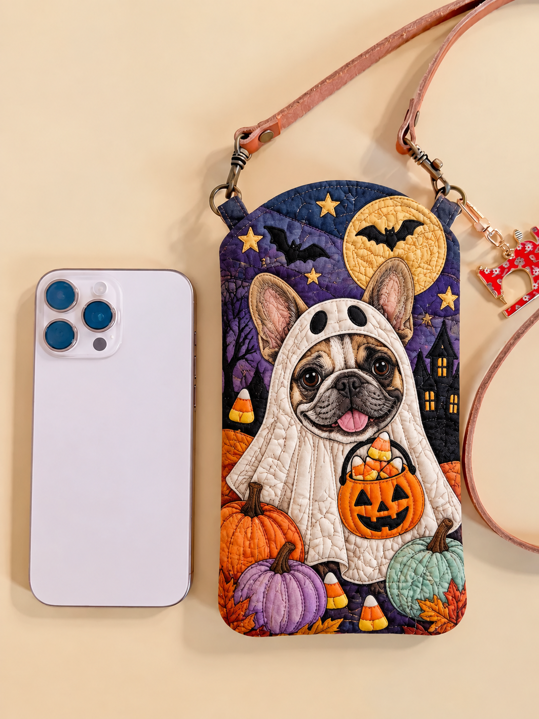 Smalle gewatteerde telefoonhoes – Carlin in spookkostuum voor Halloween