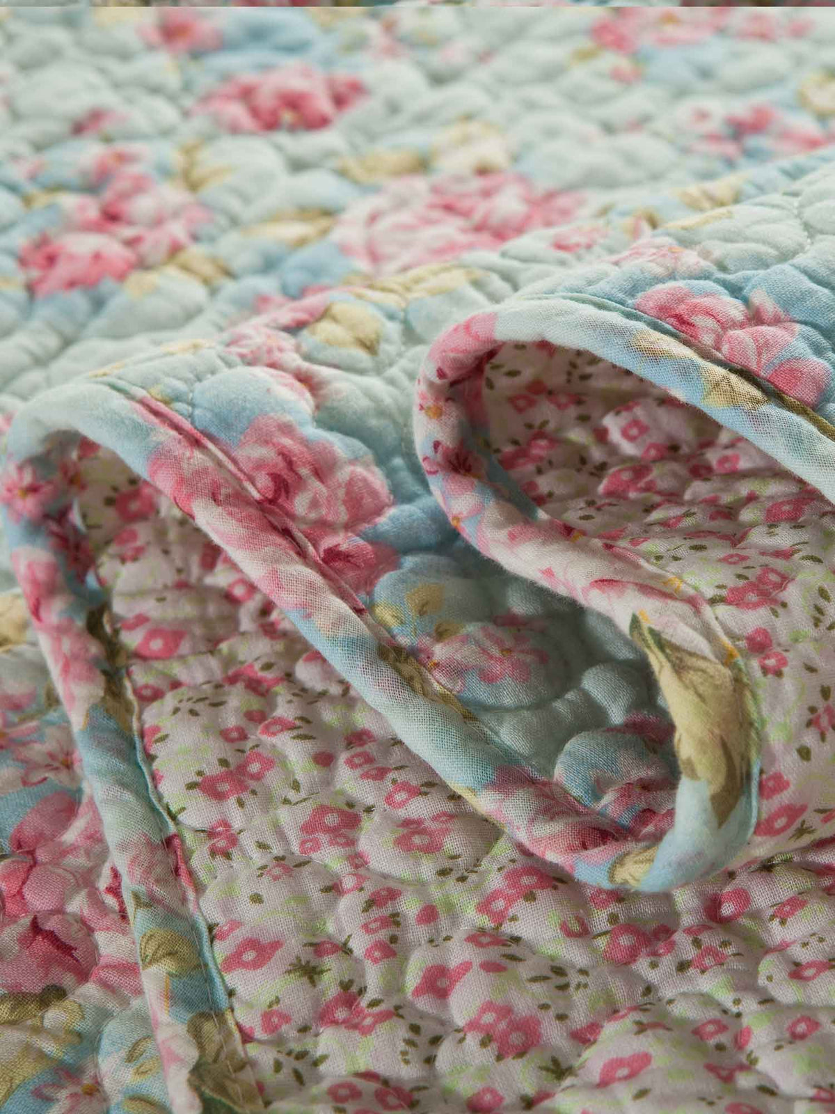 Vintage Rose Floral Print Quilted 3‑Piece Bedding Set
