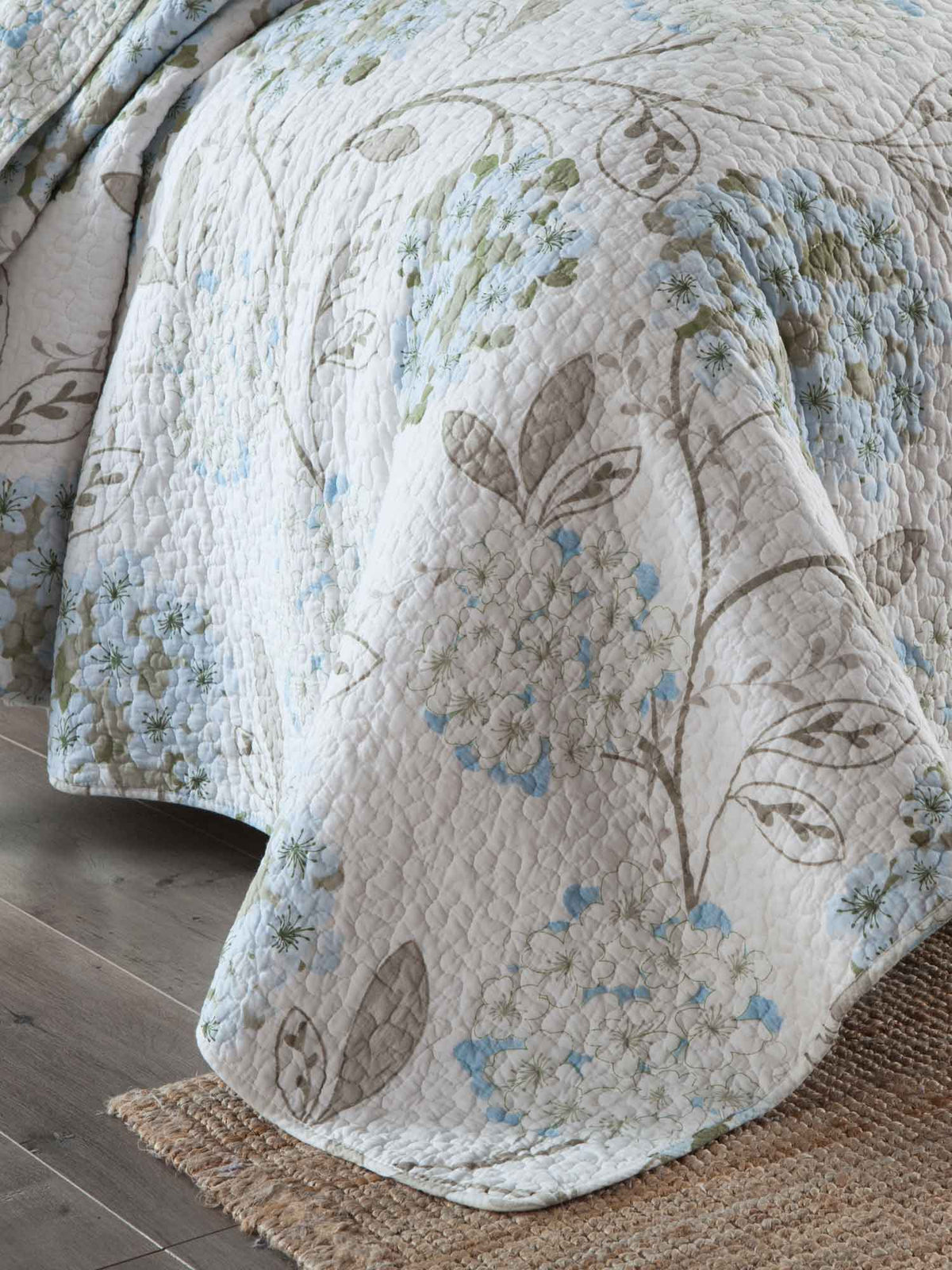 Light Blue Hydrangea Floral Print Quilted 3‑Piece Bedding Set