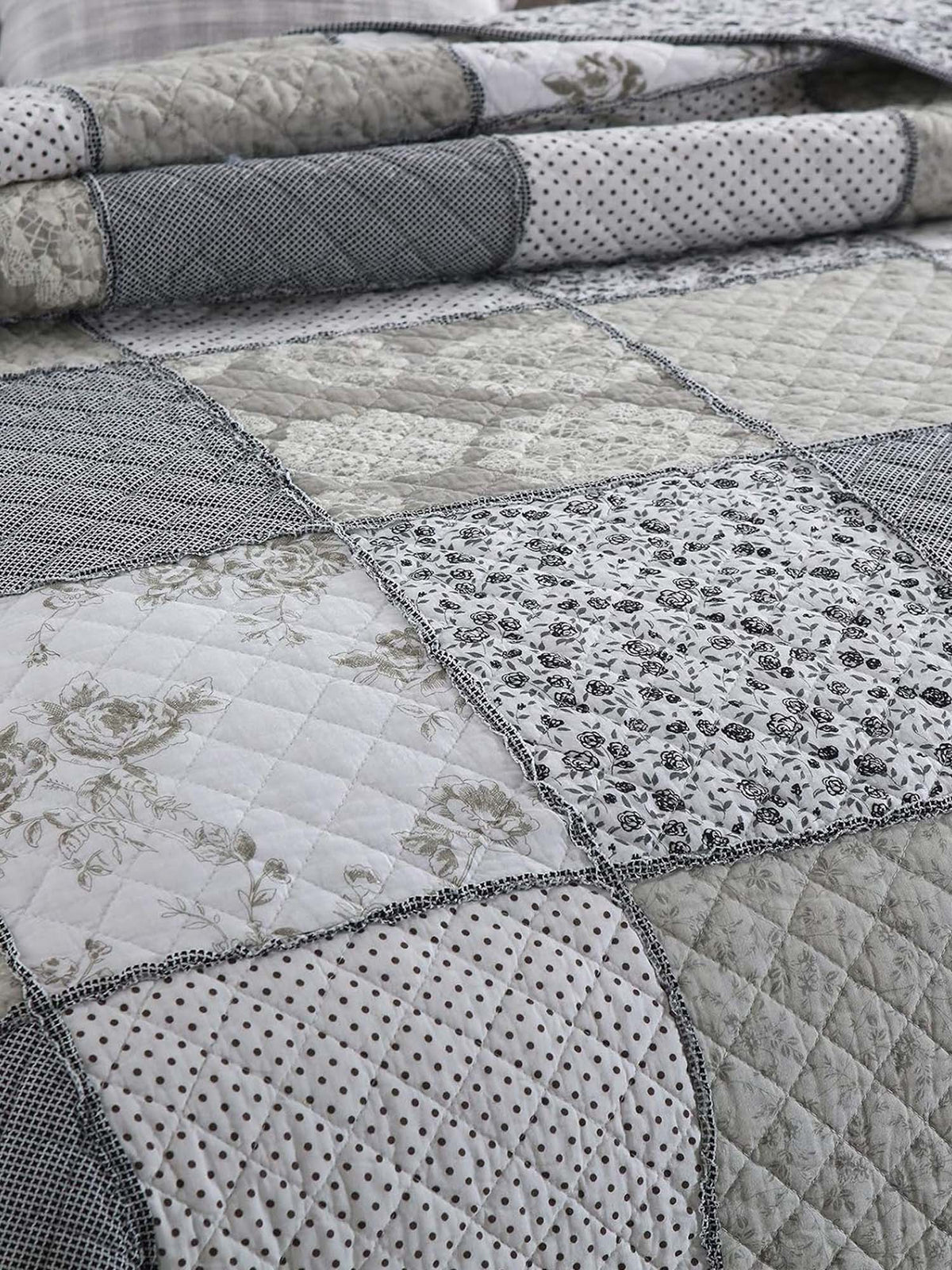 Rose Patchwork Quilted 3-Piece Bedding Set