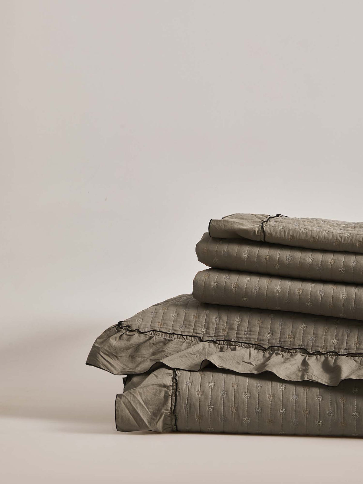 Petite Bow Ruffle Quilted 3-Piece Bedding Set