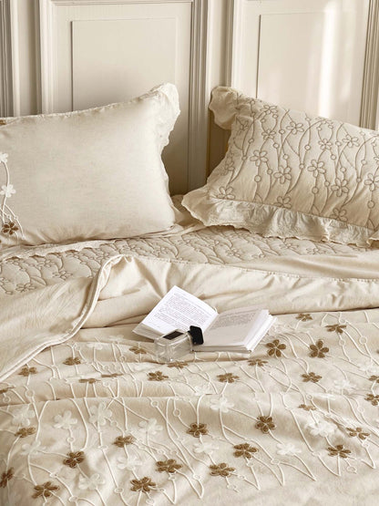 Ivory Daisy Vine Quilted 3-Piece Bedding Set